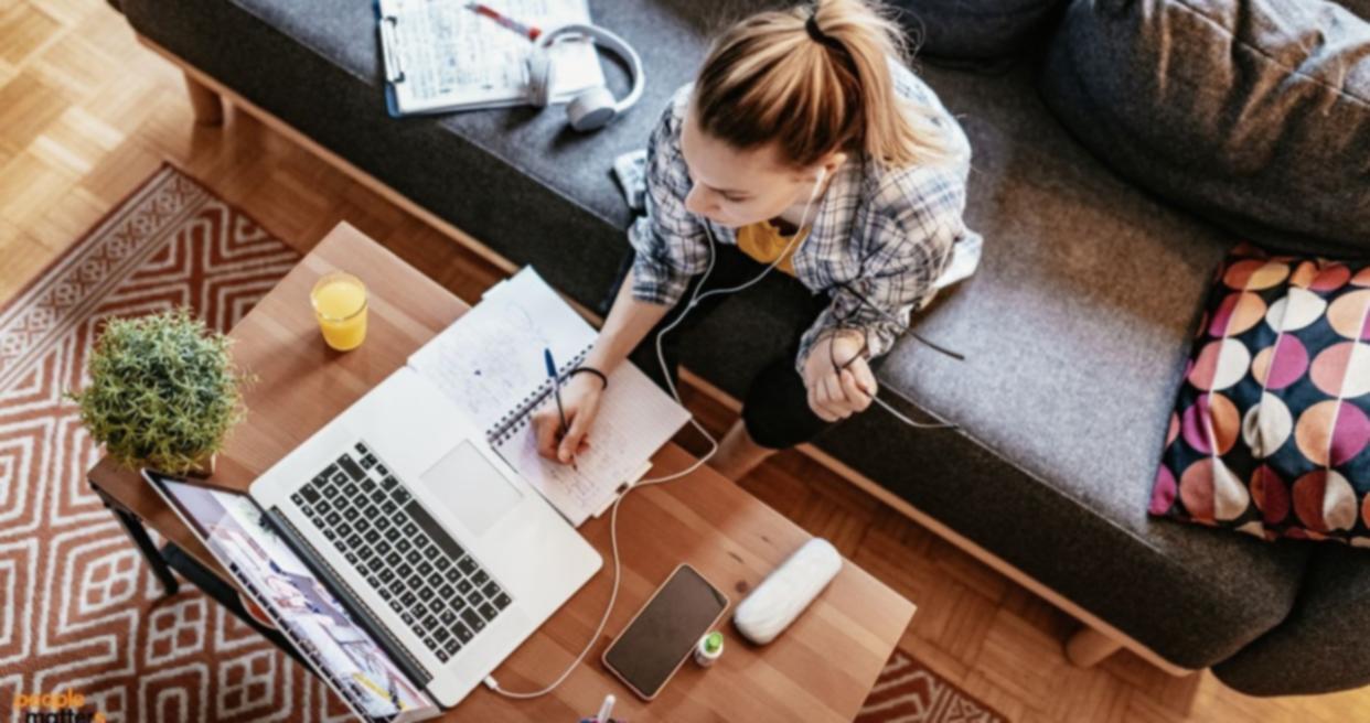 Estudiante trabajando en proyecto técnico