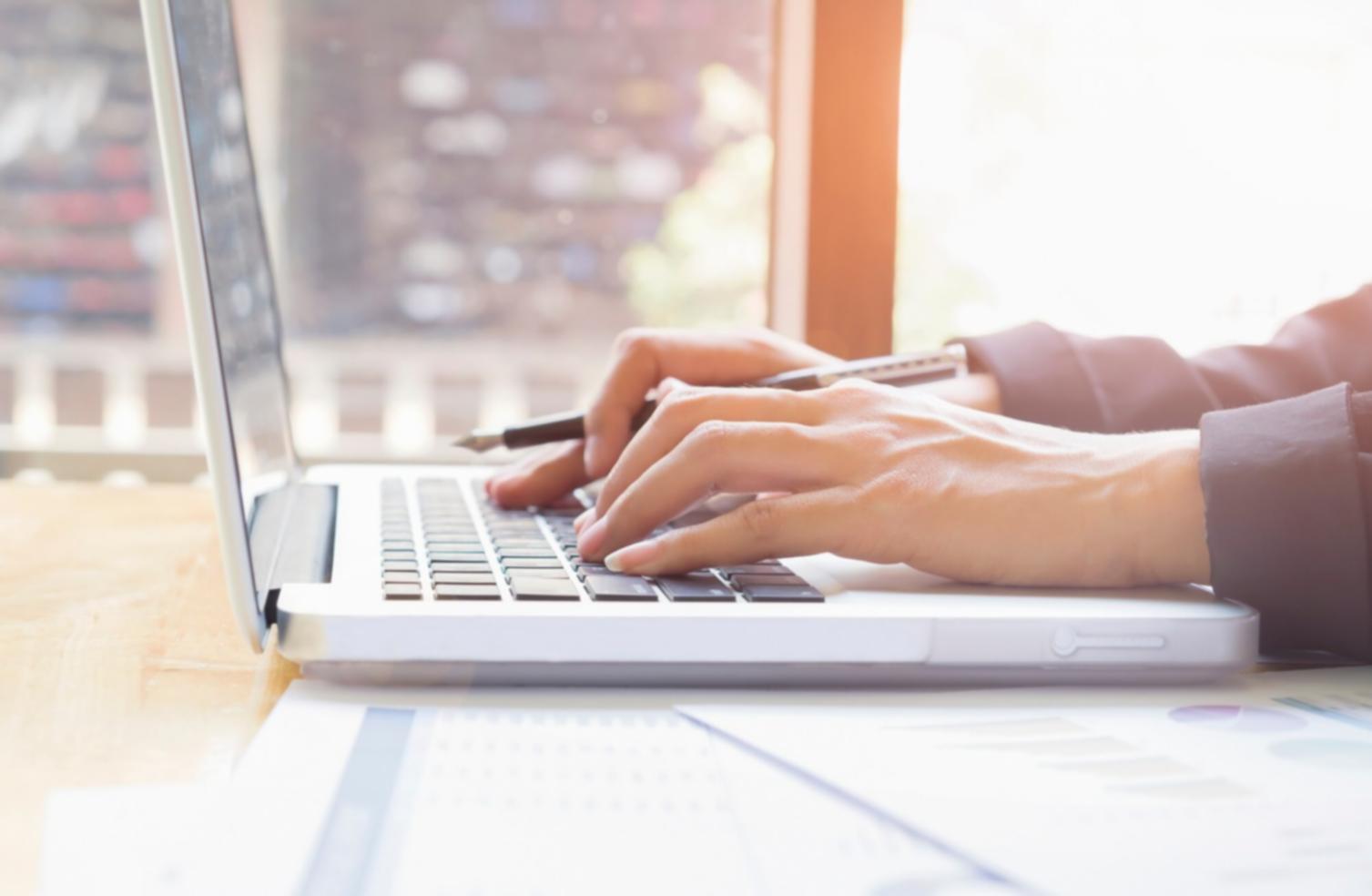 Estudiantes colaborando en sesión práctica de aprendizaje